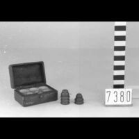 Voorwerpen\7300\7380a.jpg; V07380; ; Microscoop objectieven in doosMicroscope objectives in box